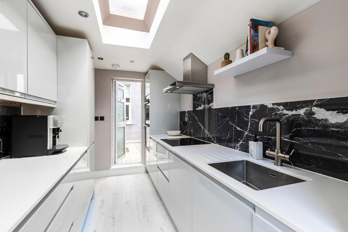 Appartamento Serenity - Fulham Eve, Sleeps 14 Londra
