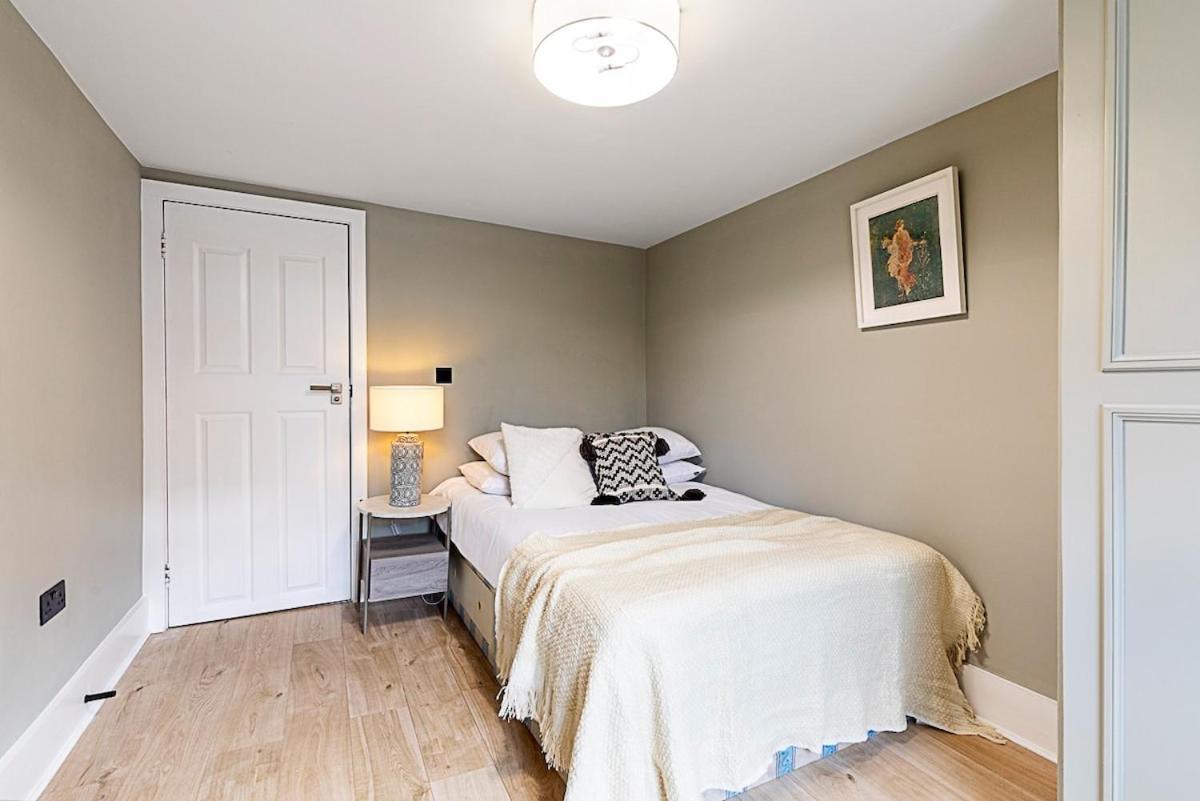Serenity - Fulham Eve, Sleeps 14 Londra